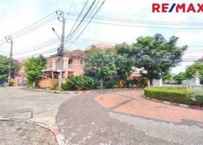 220 Sqm., 4 Beds, 3 Baths Townhouse listed for ฿ 3,500,000.