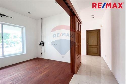 484 Sqm., 4 Beds, 5 Baths Townhouse listed for ฿ 6,500,000.