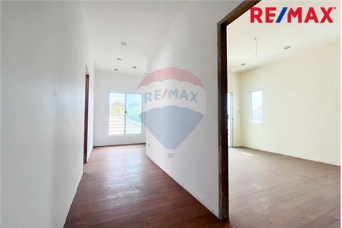 484 Sqm., 4 Beds, 5 Baths Townhouse listed for ฿ 6,500,000.