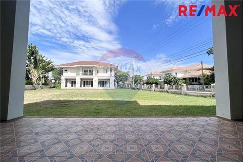 484 Sqm., 4 Beds, 5 Baths Townhouse listed for ฿ 6,500,000.