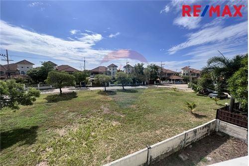 484 Sqm., 4 Beds, 5 Baths Townhouse listed for ฿ 6,500,000.