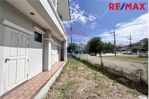 484 Sqm., 4 Beds, 5 Baths Townhouse listed for ฿ 6,500,000.