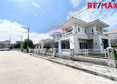 484 Sqm., 4 Beds, 5 Baths Townhouse listed for ฿ 6,500,000.