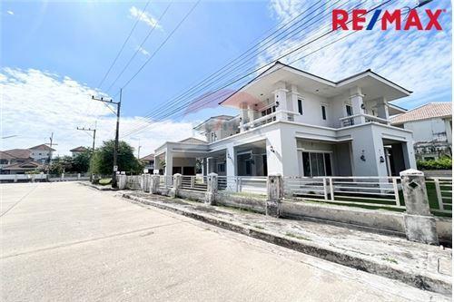 484 Sqm., 4 Beds, 5 Baths Townhouse listed for ฿ 6,500,000.