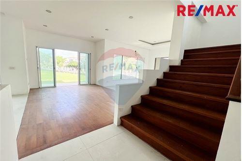 484 Sqm., 4 Beds, 5 Baths Townhouse listed for ฿ 6,500,000.