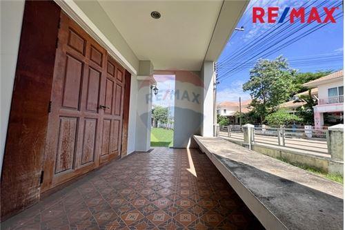 484 Sqm., 4 Beds, 5 Baths Townhouse listed for ฿ 6,500,000.