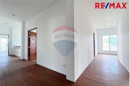 484 Sqm., 4 Beds, 5 Baths Townhouse listed for ฿ 6,500,000.