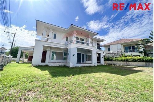 484 Sqm., 4 Beds, 5 Baths Townhouse listed for ฿ 6,500,000.