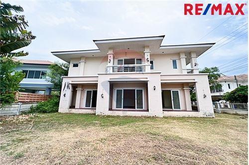 624 Sqm., 6 Beds, 5 Baths Townhouse listed for ฿ 7,500,000.