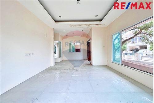 624 Sqm., 6 Beds, 5 Baths Townhouse listed for ฿ 7,500,000.