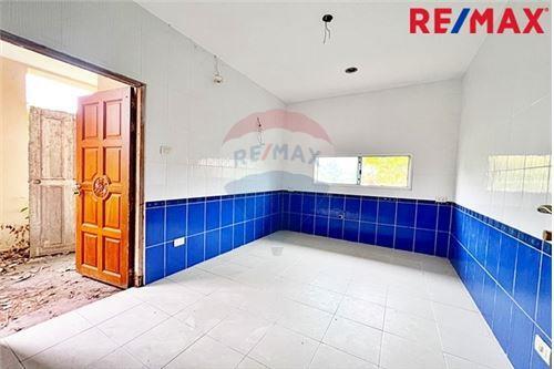 624 Sqm., 6 Beds, 5 Baths Townhouse listed for ฿ 7,500,000.