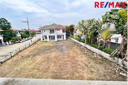 624 Sqm., 6 Beds, 5 Baths Townhouse listed for ฿ 7,500,000.