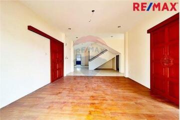 624 Sqm., 6 Beds, 5 Baths Townhouse listed for ฿ 7,500,000.