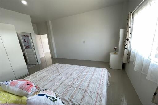 Beautiful 3-Bedroom spacious house in Nongplalai