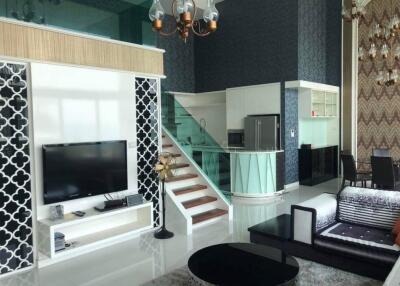 Large duplex Condo at Wongamat for sale