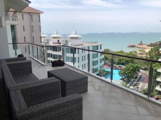 Large duplex Condo at Wongamat for sale