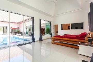 Very large private Villa with pool for sale in East Pattaya