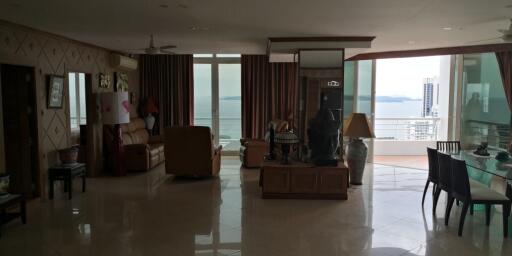 Luxury 200 sqm condo with a spectacular ocean view