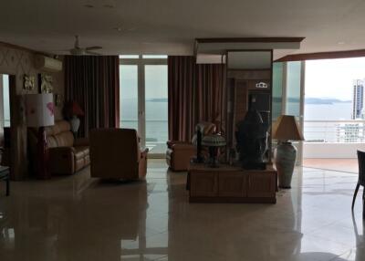 Luxury 200 sqm condo with a spectacular ocean view
