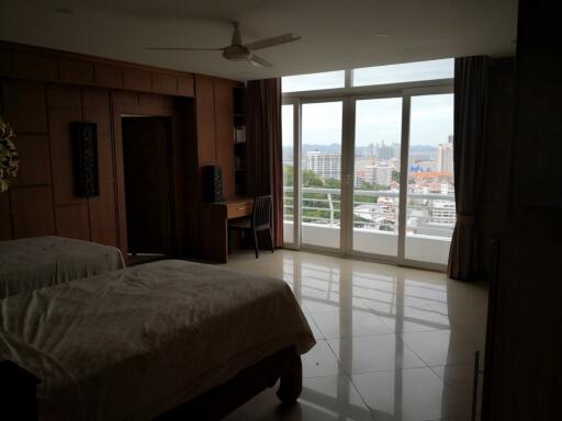 Luxury 200 sqm condo with a spectacular ocean view