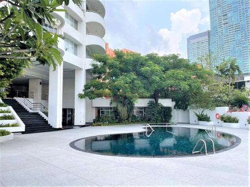For sale: Penthouse on the top floor with a Chao Phraya River view, near Icon Siam.