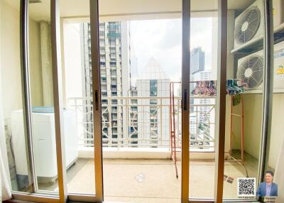 Condo 2 bedrooms for rent or sale, newly renovated, corner unit, with a view of the GMM building.