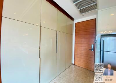 Luxury Condo for Rent and Sale in the Heart of Sukhumvit with Easy Access to Shopping Areas