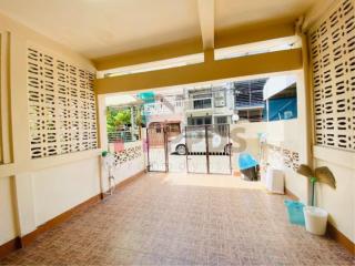 For sale an old townhouse with great location Sukhumvit 65 (Chaiyapruk) near Ekkamai BTS