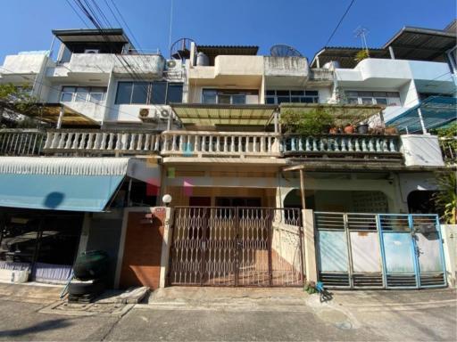 For sale an old townhouse with great location Sukhumvit 65 (Chaiyapruk) near Ekkamai BTS