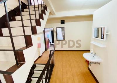 For sale an old townhouse with great location Sukhumvit 65 (Chaiyapruk) near Ekkamai BTS