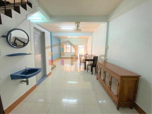 For sale an old townhouse with great location Sukhumvit 65 (Chaiyapruk) near Ekkamai BTS