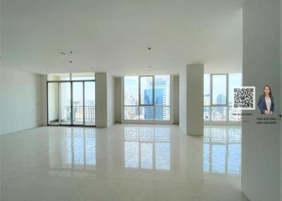 Penthouse for sale in the heart of the city, Asoke area, near  BTS, only 5 minutes walk.