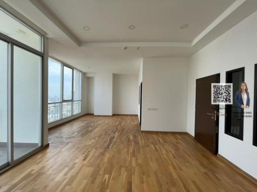 Penthouse for sale in the heart of the city, Asoke area, near  BTS, only 5 minutes walk.