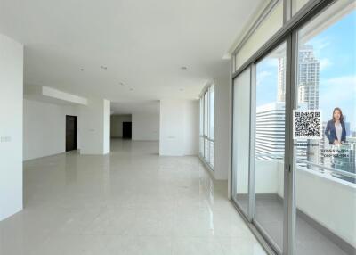 Penthouse for sale in the heart of the city, Asoke area, near  BTS, only 5 minutes walk.