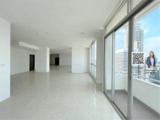 Penthouse for sale in the heart of the city, Asoke area, near  BTS, only 5 minutes walk.