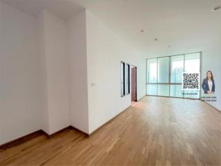 Penthouse for sale in the heart of the city, Asoke area, near  BTS, only 5 minutes walk.