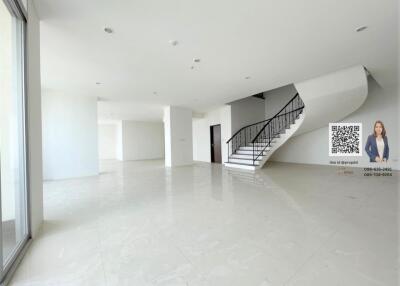 Penthouse for sale in the heart of the city, Asoke area, near  BTS, only 5 minutes walk.