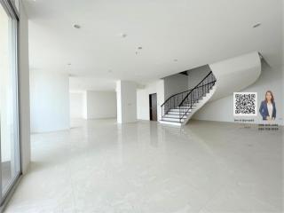 Penthouse for sale in the heart of the city, Asoke area, near  BTS, only 5 minutes walk.