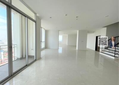 Penthouse for sale in the heart of the city, Asoke area, near  BTS, only 5 minutes walk.