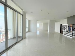 Penthouse for sale in the heart of the city, Asoke area, near  BTS, only 5 minutes walk.