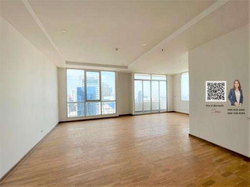 Penthouse for sale in the heart of the city, Asoke area, near  BTS, only 5 minutes walk.