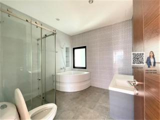 Penthouse for sale in the heart of the city, Asoke area, near  BTS, only 5 minutes walk.