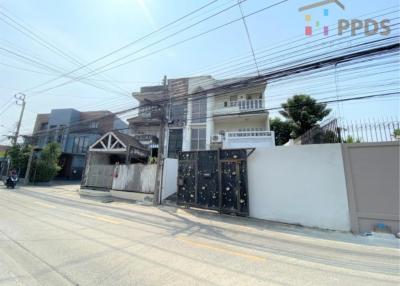 For sale Townhouse a corner unit close to BTS Onnut – Sukhumvit 54