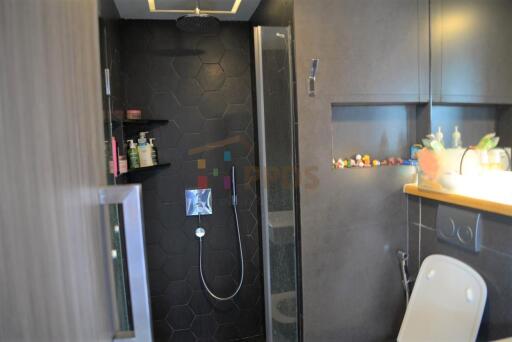 2 bedrooms condo for sale at Silom Suite, next to BTS only 150 meters