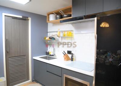 2 bedrooms condo for sale at Silom Suite, next to BTS only 150 meters