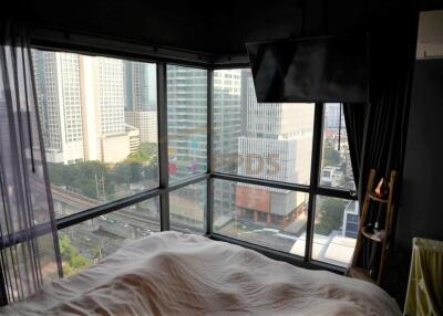 2 bedrooms condo for sale at Silom Suite, next to BTS only 150 meters