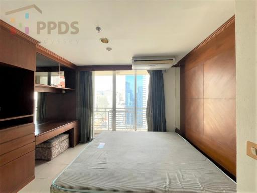 Corner room for sale, 2 bedrooms, good view, near BTS Asoke