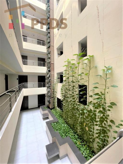 Ready to move in condo for sale. On Sukhumvit Road Only 4 minutes’ walk by BTS Phra Khanong Station