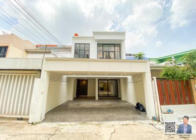 Selling a luxurious townhome of suitable size in the Ekkamai-Thonglor area.