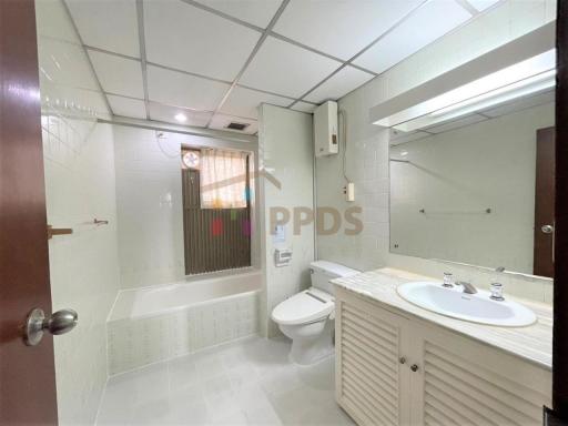 Pets friendly 3 bedrooms for rent at Sukhumvit 39